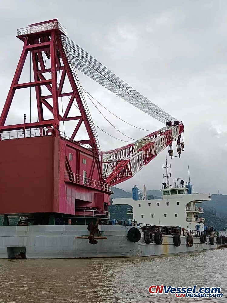 450-ton fully revolving floating crane for sale; suitable for international engineering projects.