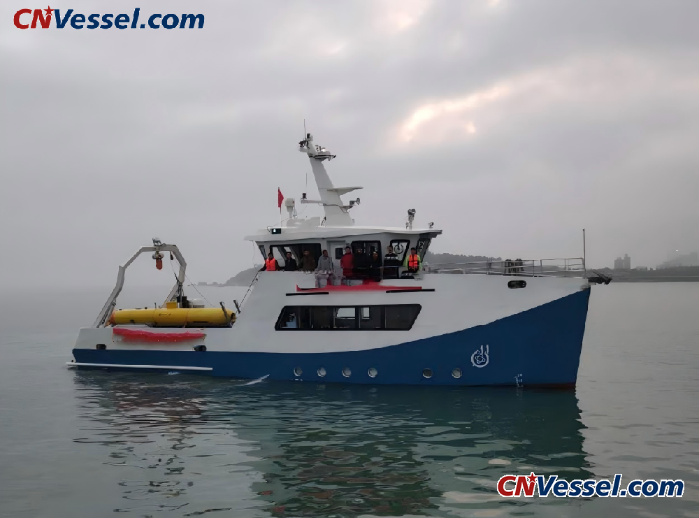 19-meter small transport vessel for sale, fully equipped.