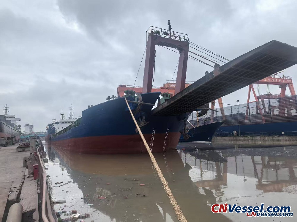 Shipowner selling 3,000-ton deck barge (forward-bridge transport vessel).